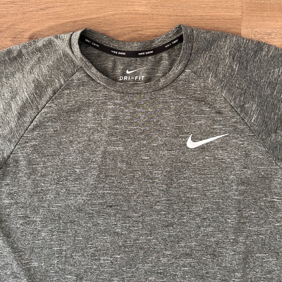 Nike Men's Heathered Short-Sleeve Hydroguard Swim Shirt- EUC - Picture 4 of 8